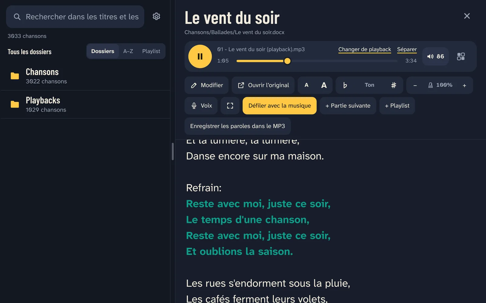 Une chanson joue : les paroles suivent le playback, le refrain en couleur.